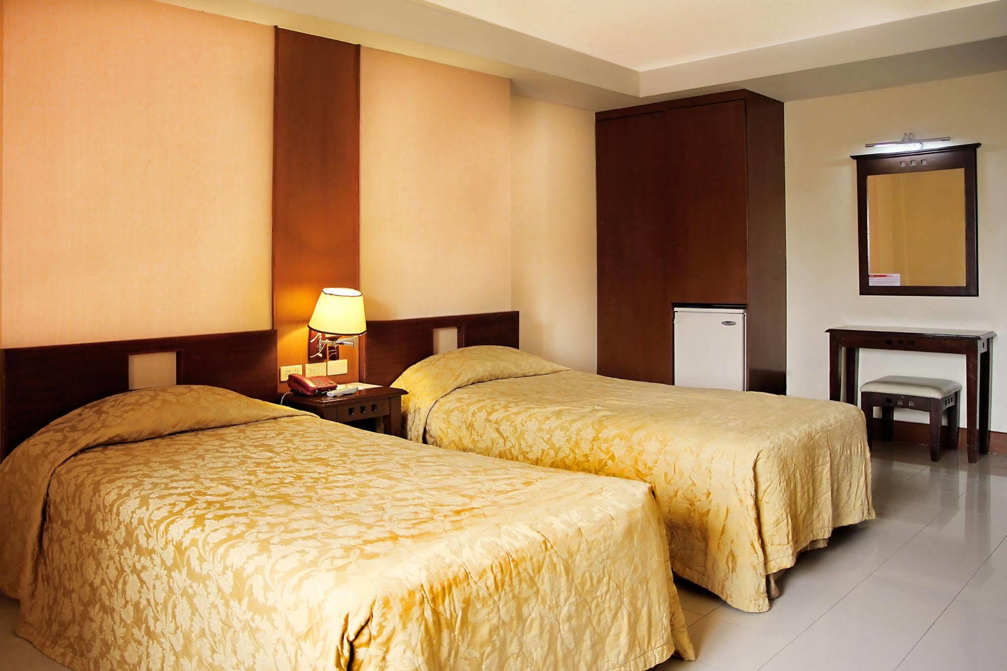 Cherry Blossoms Hotel Манила Экстерьер фото