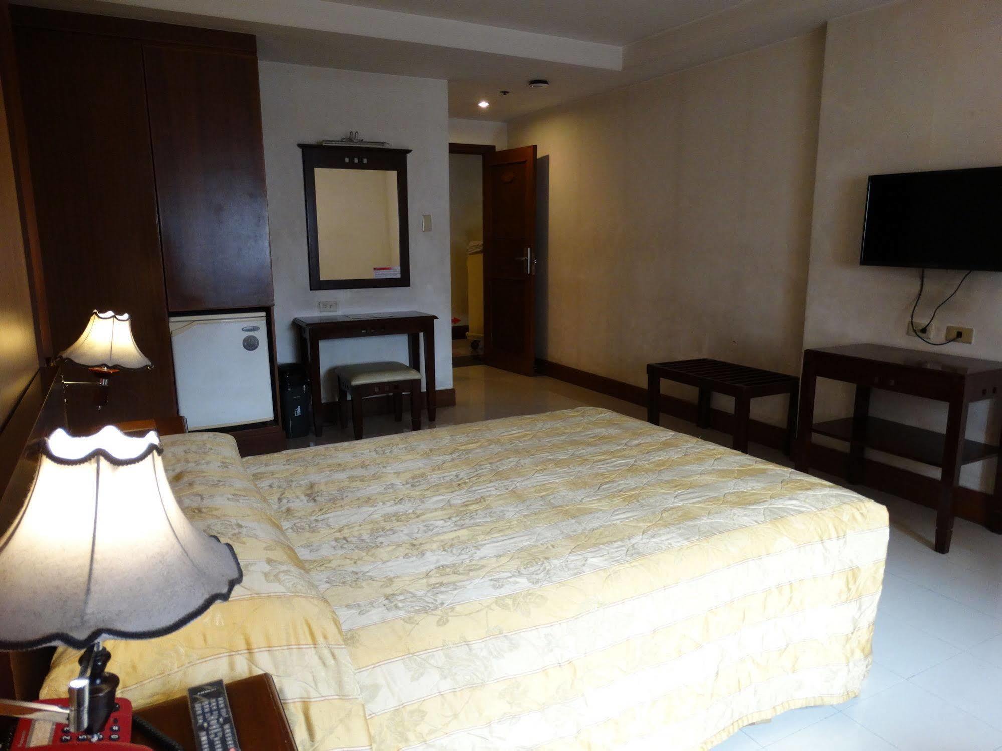 Cherry Blossoms Hotel Манила Экстерьер фото